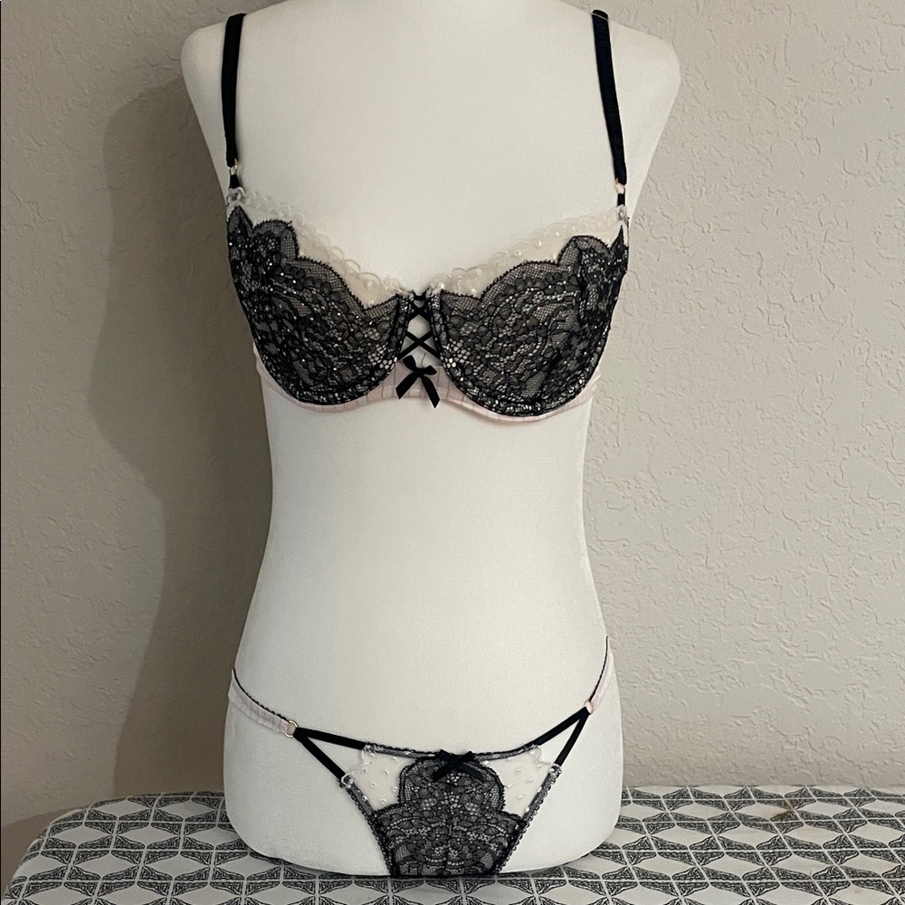 Victoria Secrete sexy Women's Lingerie Set Top is 32D bottom XS/TP